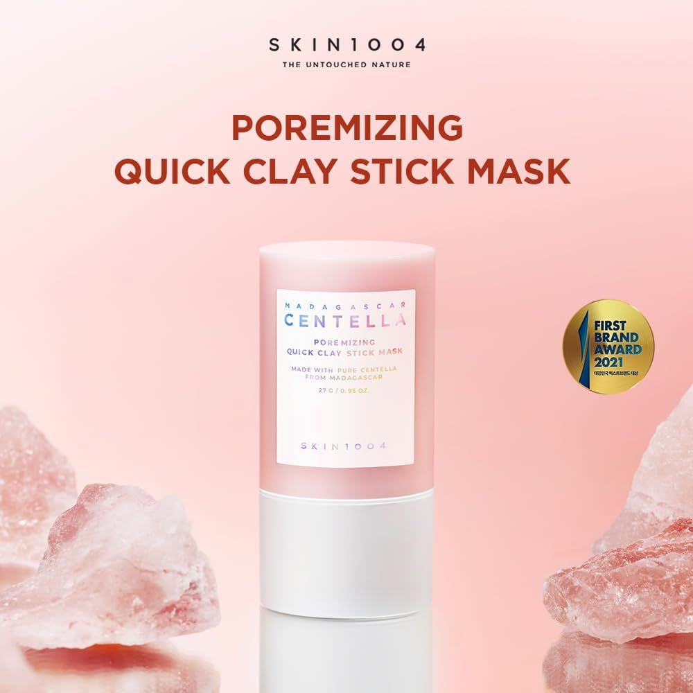 Rosa-weißes Gesichtsmaske-Stick. Text: Poremizing Quick Clay Stick Mask. Auszeichnung: First Brand Award 2021. Marke: SKIN1004.
