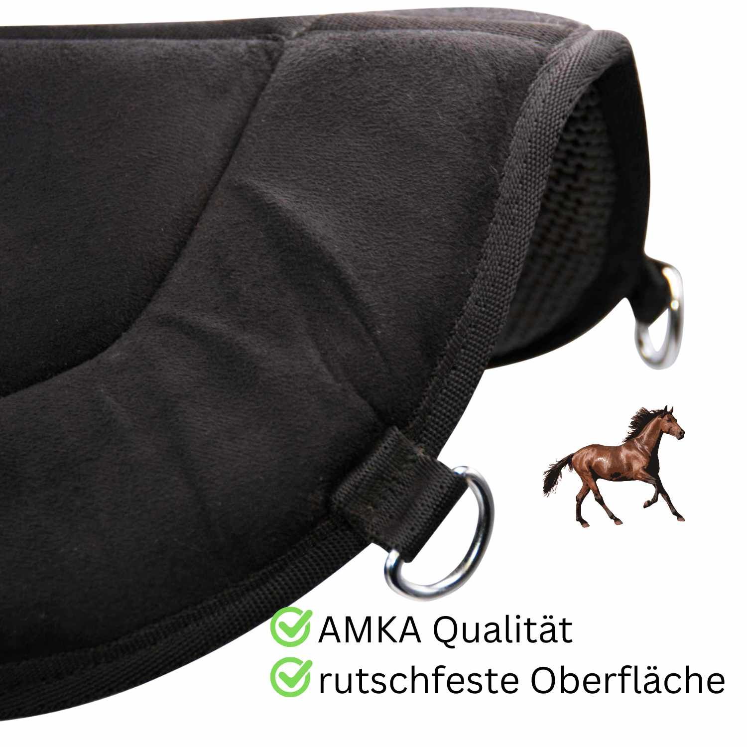 Detail des Bareback Pads. Schwarzes Material mit Metallringen. Text: AMKA Qualität, rutschfeste Oberfläche. Pferd-Illustration.