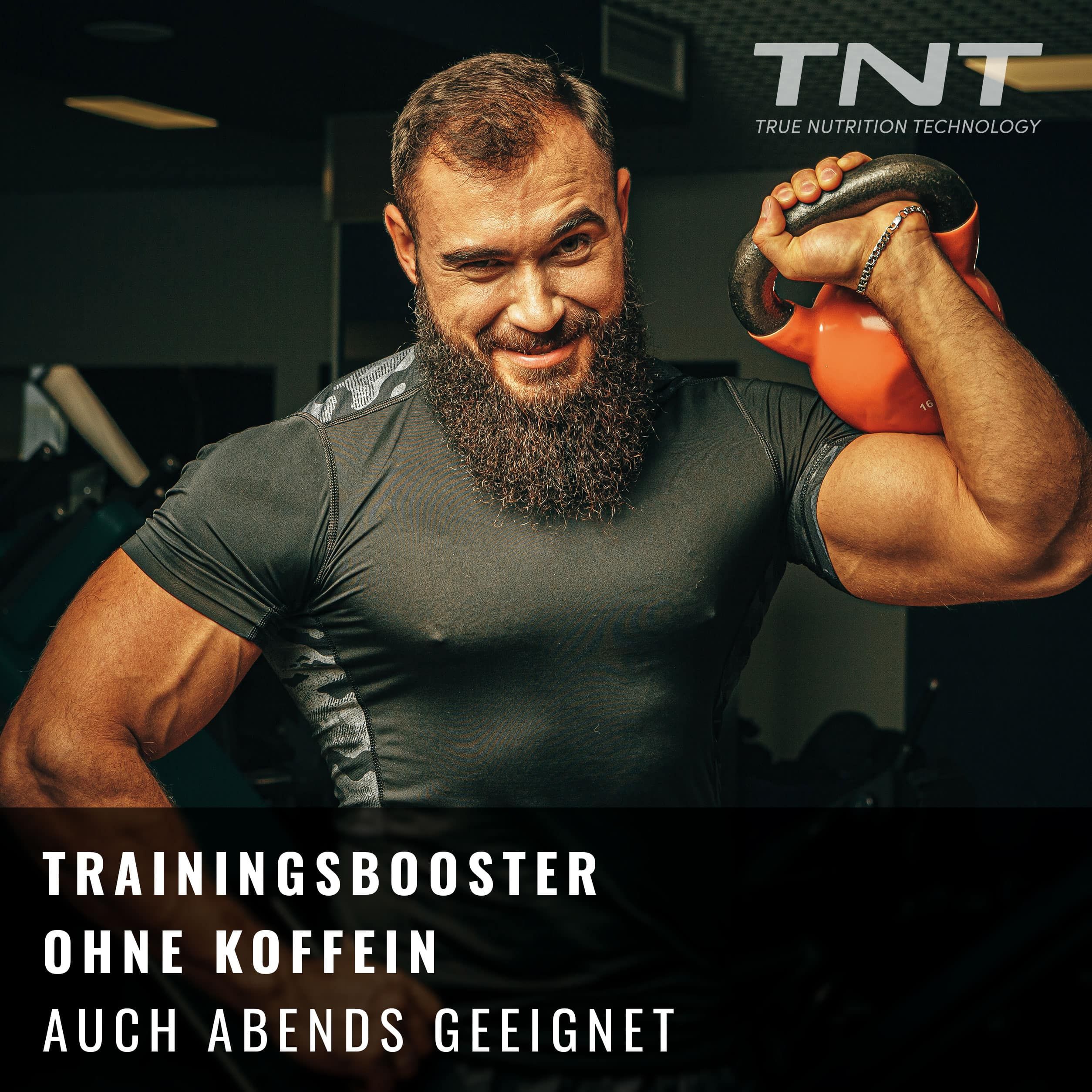 Mann mit Bart hält Kettlebell. Text: Trainingsbooster ohne Koffein, auch abends geeignet.