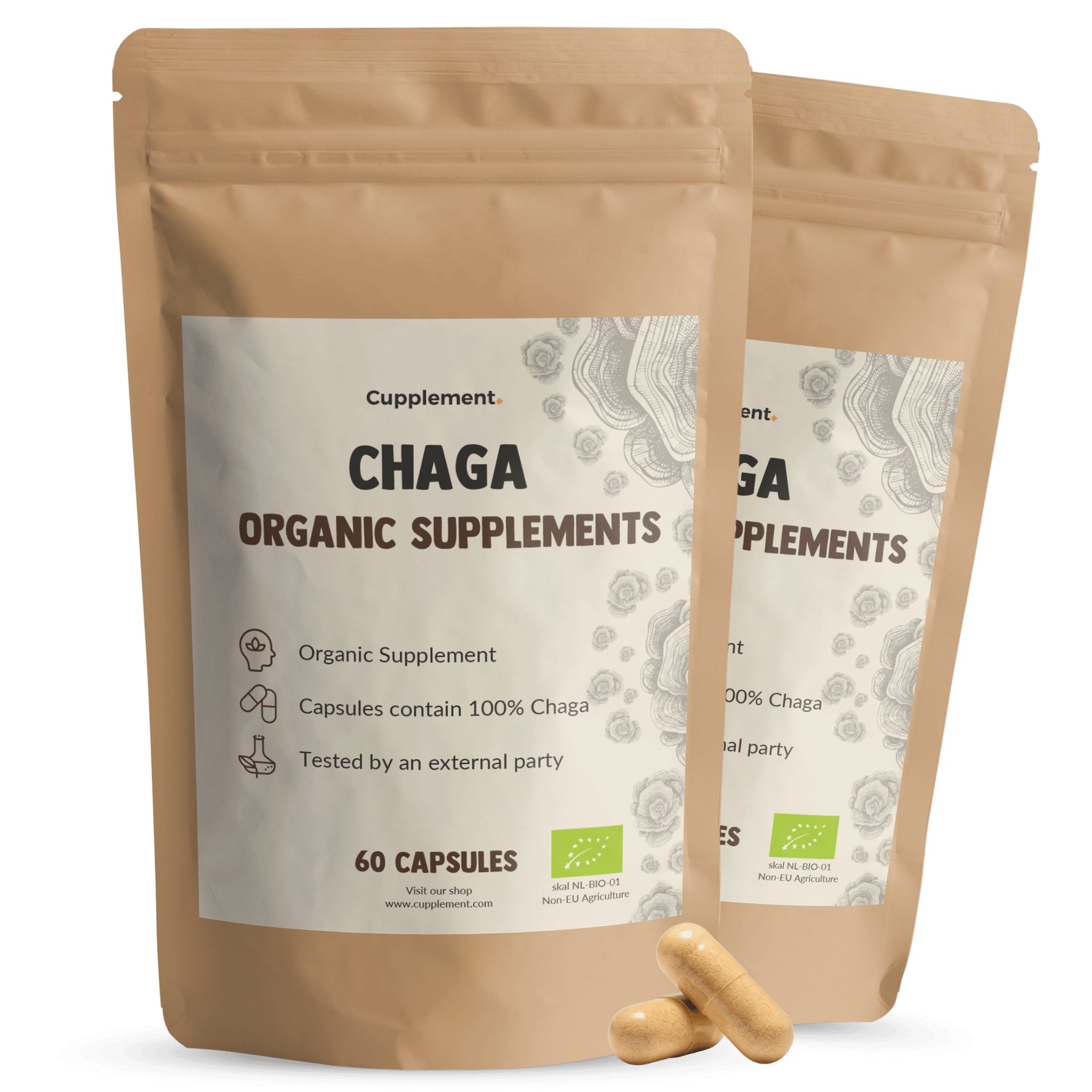 Zwei Beutel Cupplement® Chaga Kapseln. Aufschrift: Chaga Organic Supplements. 60 Kapseln. Zwei Kapseln liegen daneben.