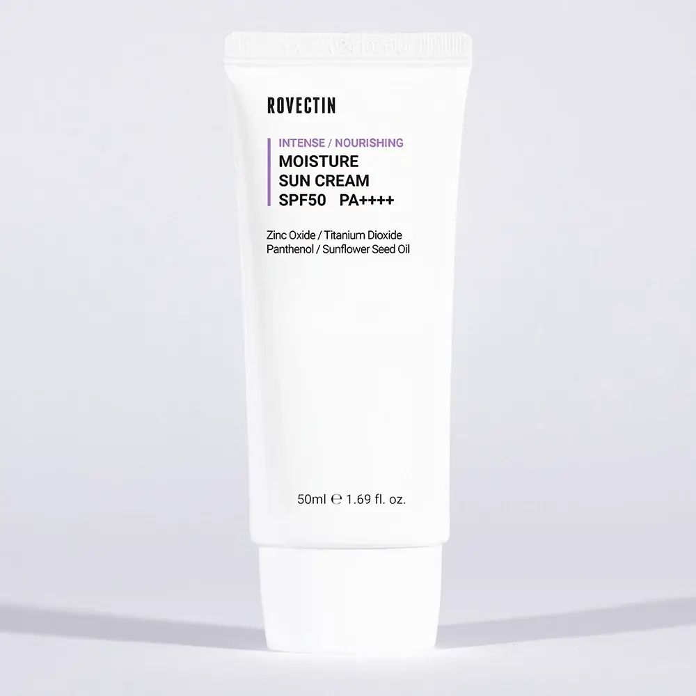 Weiße Tube mit lila Schriftzug. Produktname, SPF50+ PA++++ und Inhaltsstoffe sind sichtbar.