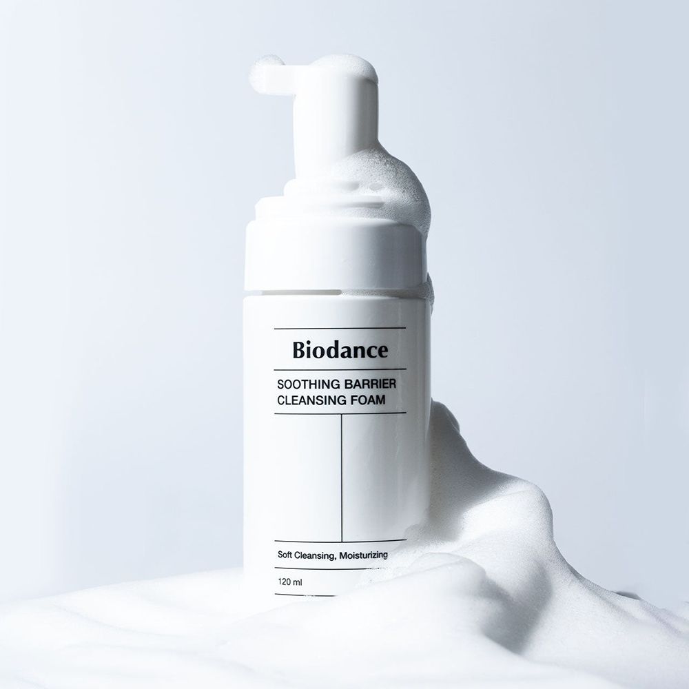 Weiße Flasche mit Schaum. Aufschrift: BIODANCE, SOOTHING BARRIER CLEANSING FOAM. Schaum umgibt die Flasche.