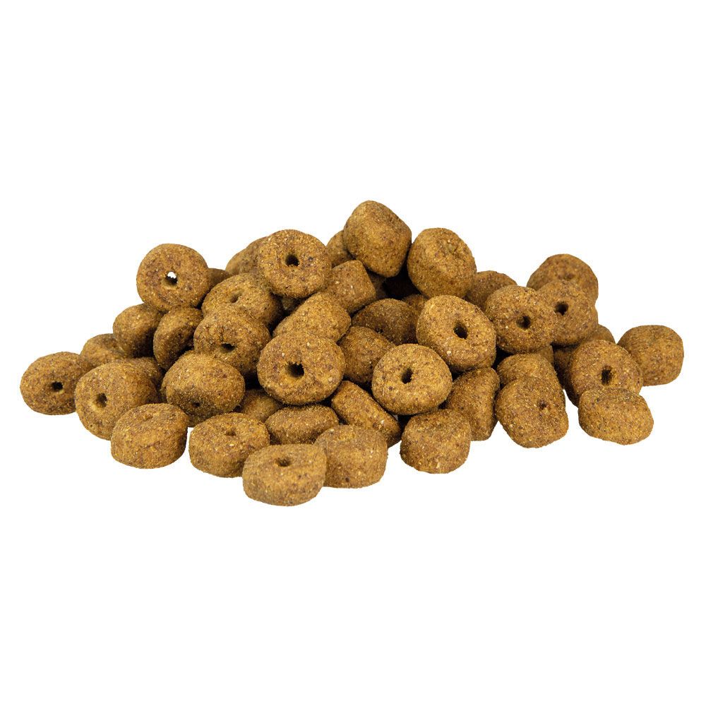 Haufen brauner, ringförmiger Trockenfutter-Stückchen.