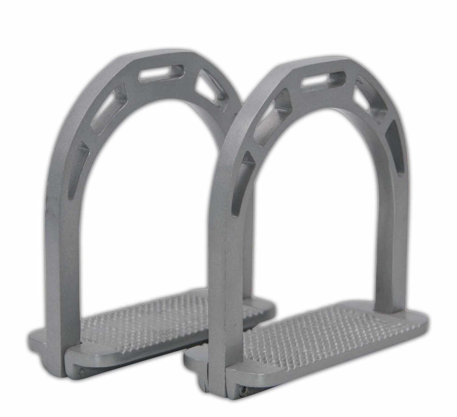 Zwei silberfarbene Steigbügel aus Aluminium. Sie haben eine rechteckige Trittfläche mit Riffelung und einen bogenförmigen Bügel.