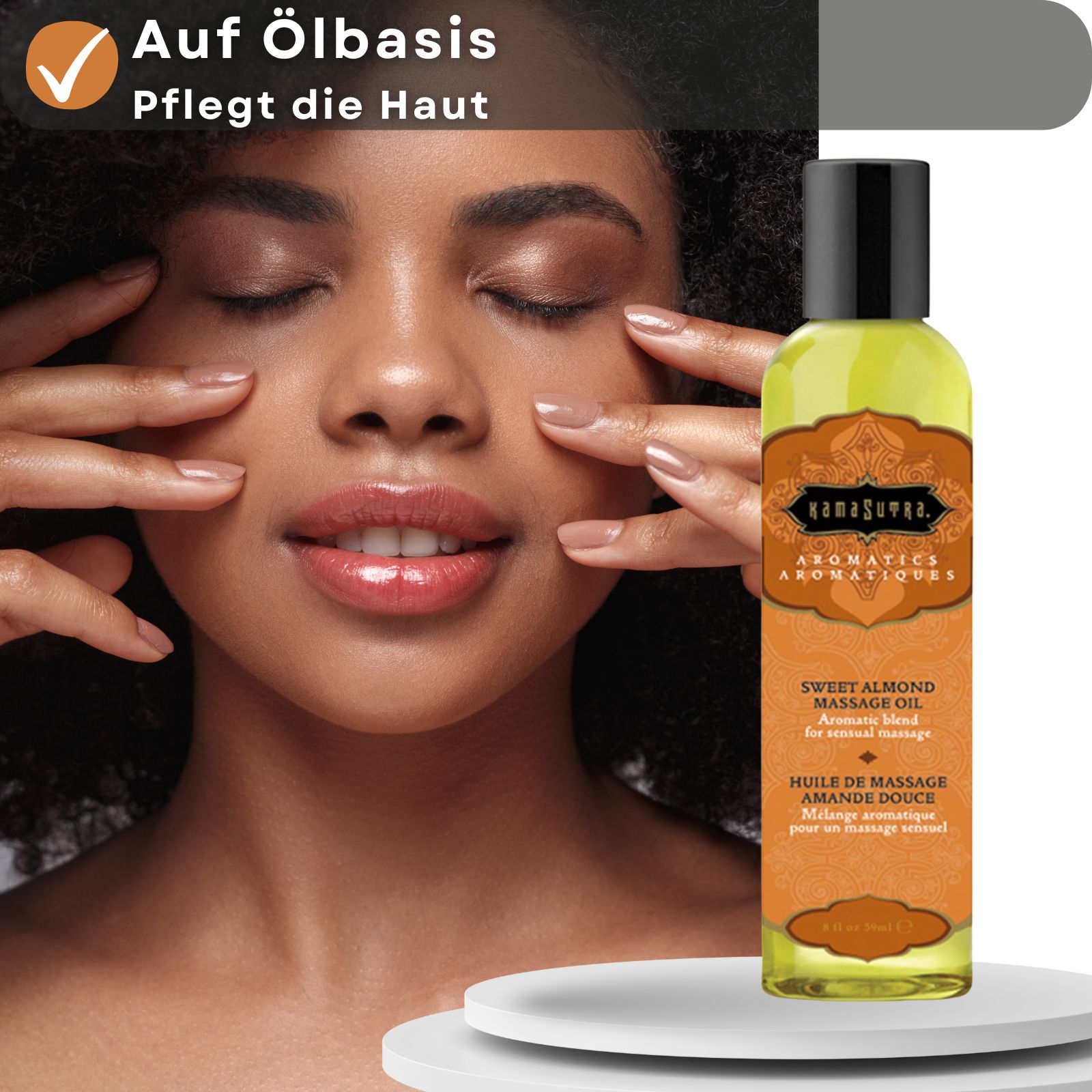 Massageöl-Flasche neben einer Frau, die sich im Gesicht massiert. Text: Auf Ölbasis, Pflegt die Haut.