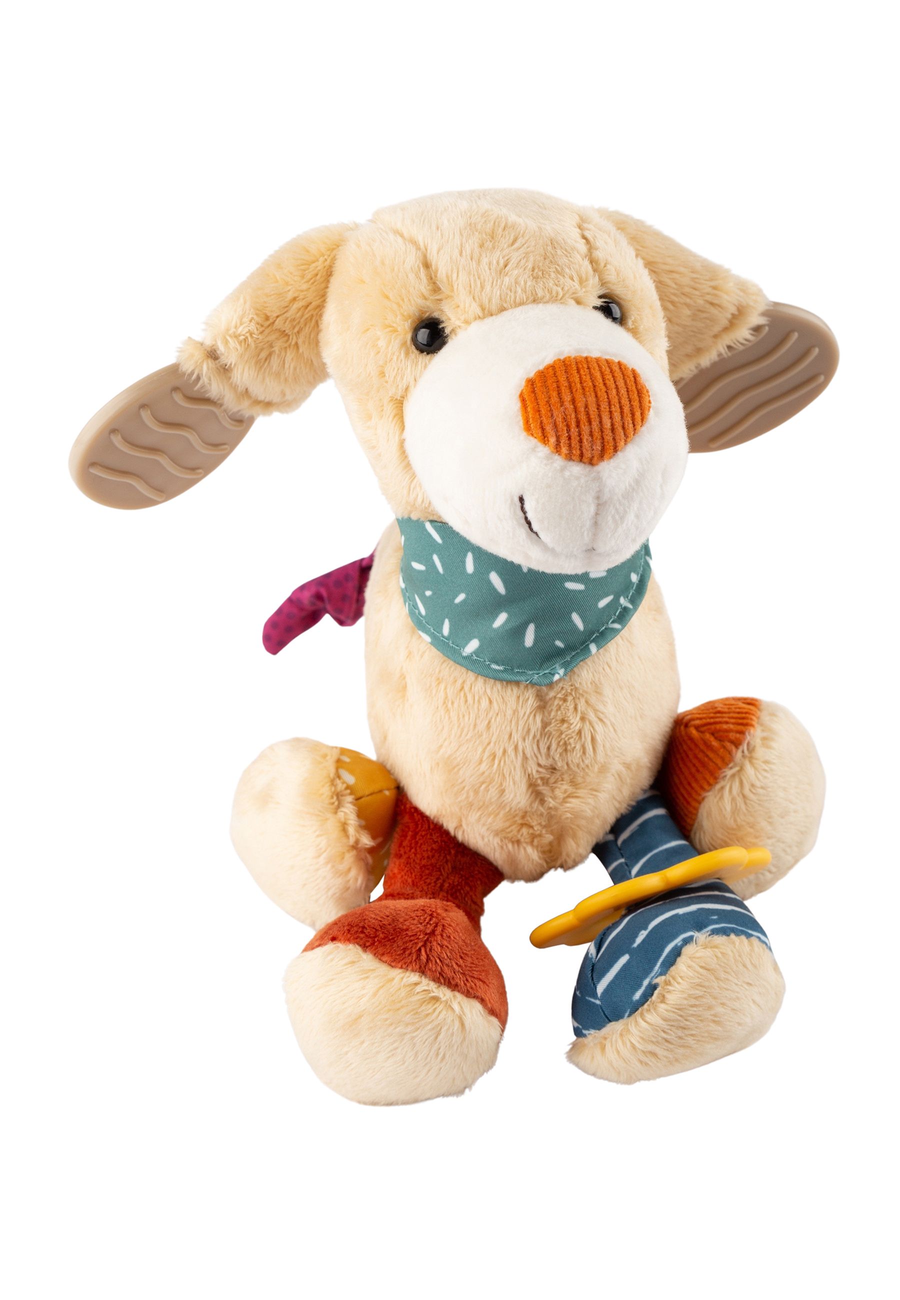 Beigefarbener Stoffhund mit orangefarbener Nase, grünem Halstuch und bunten Beinen. Gelber Ring an der Pfote.