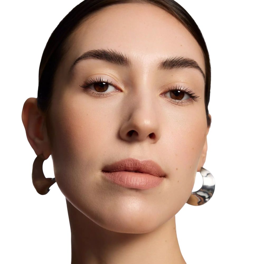 Porträt einer Frau mit Nude-Lippen. Sie trägt silberne Creolen.