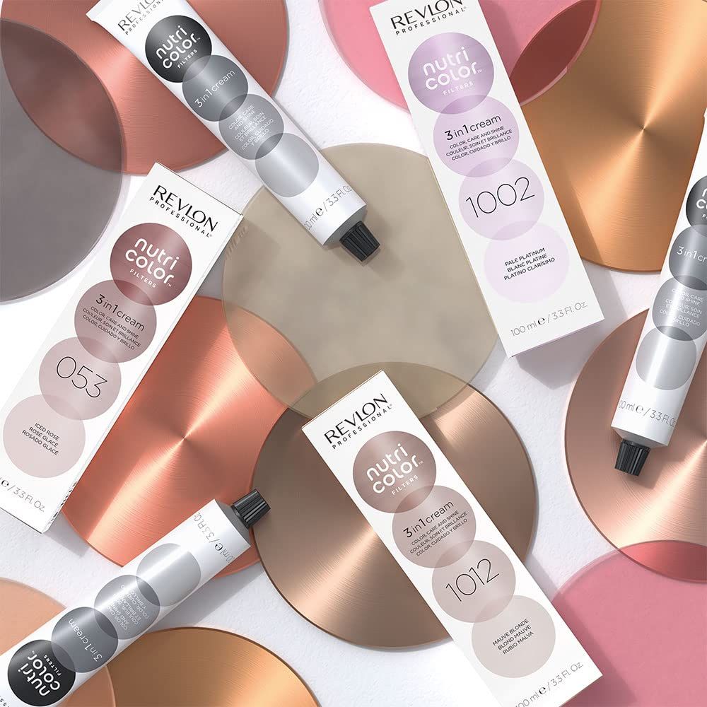 Mehrere Tuben Revlon Nutri Color Filters auf verschiedenen Oberflächen. Verschiedene Farbnummern. Schwarze Verschlüsse.