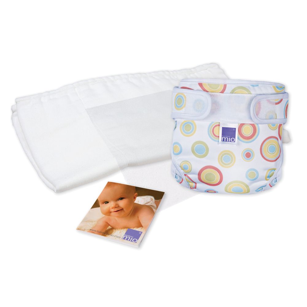 Stoffwindel mit bunten Kreisen, Klettverschlüssen und einem weißen Einsatz. Eine Broschüre mit Baby und Logo.