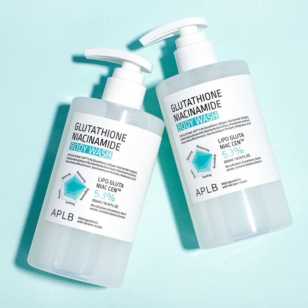 Zwei APLB Glutathione Niacinamide Body Wash Spenderflaschen auf hellem Hintergrund.