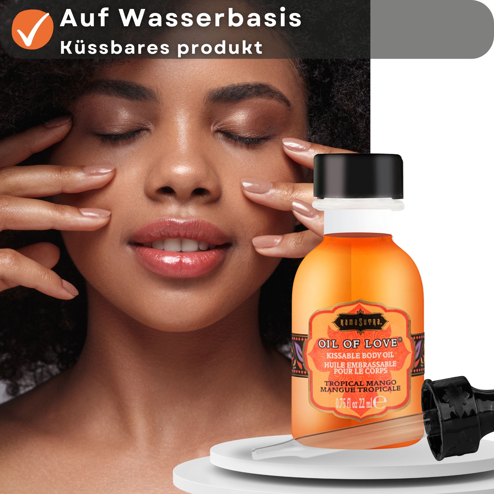 Kamasutra Öl of Love Flasche neben Frau. Text: Auf Wasserbasis, küssbares Produkt. Flasche mit schwarzem Deckel und separatem Applikator.