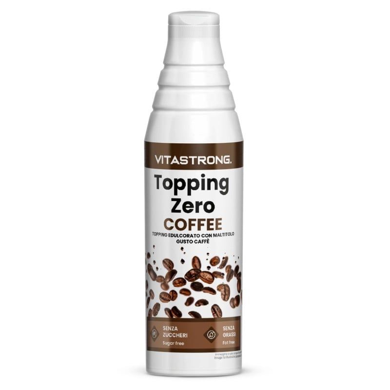 Weiße Flasche mit "Vitastrong Topping Zero Coffee" Etikett. Abbildung von Kaffeebohnen. Text: "Ohne Zucker", "Ohne Fett".