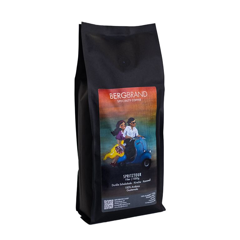 Schwarzer Beutel mit BERGBRAND-Logo und Illustration. Text: Spritztour, Specialty Coffee, 1000g.
