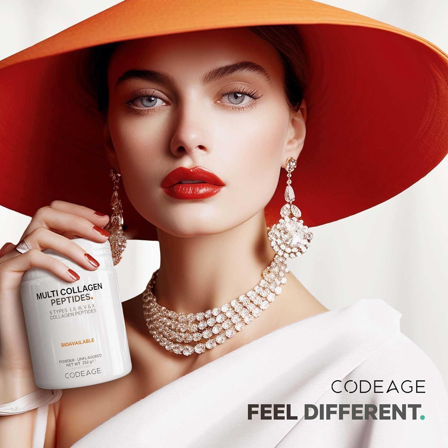 Frau mit Hut hält weißen Behälter mit 'MULTI COLLAGEN PEPTIDES'. Marke: CODEAGE. Text: 5 Kollagentypen.