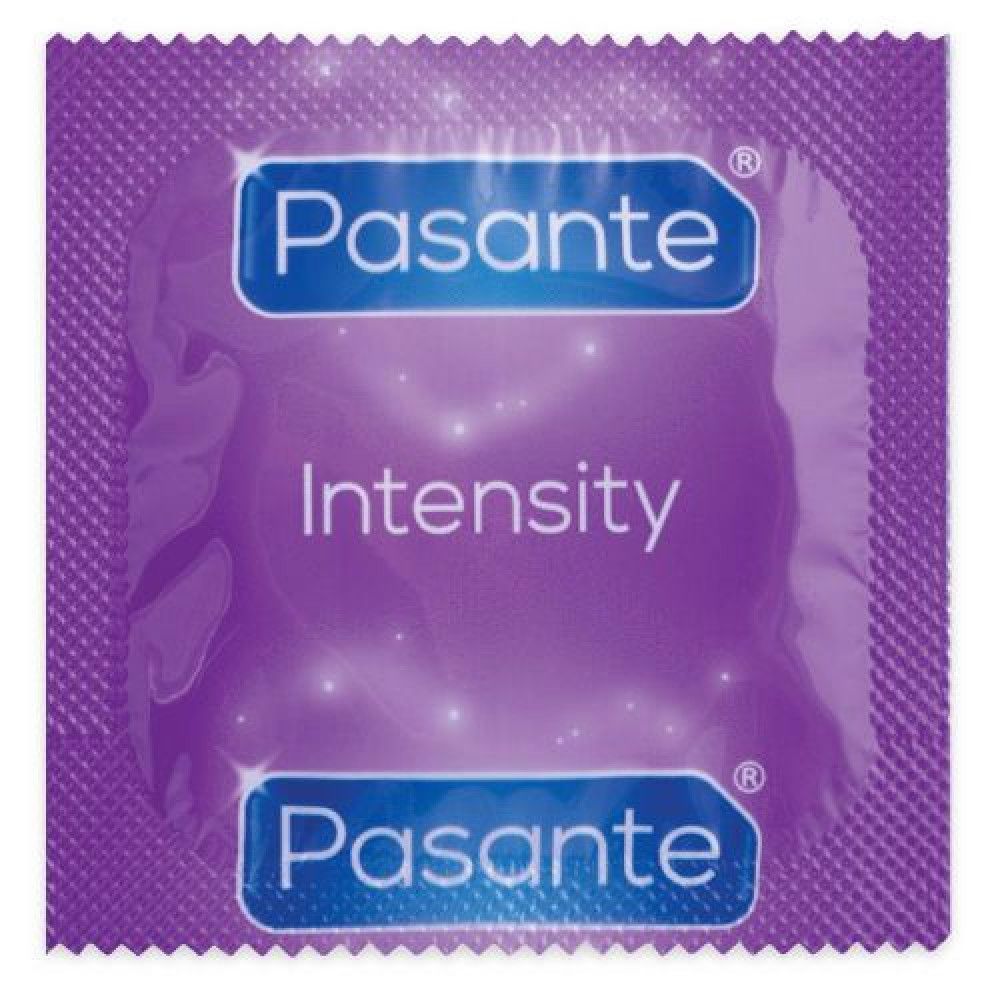 Einzelverpackung eines Kondoms. Aufdruck: Pasante Intensity. Lila Verpackung mit Logo und Produktnamen.