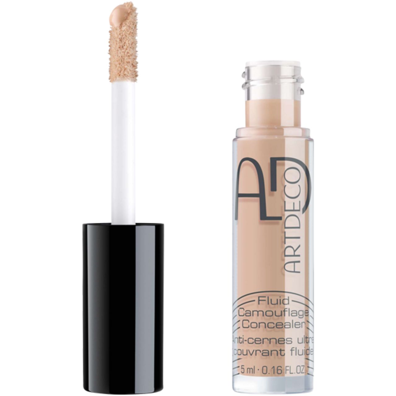 Artdeco Fluid Camouflage Concealer mit Applikator. Flasche geöffnet, Applikator mit Produkt. Produktname und Logo sichtbar.