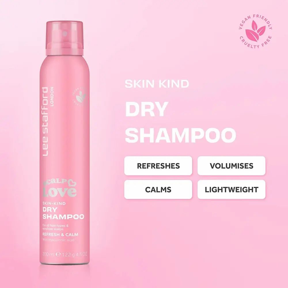Rosa Trockenshampoo-Flasche. Aufschrift: Scalp Love, Skin Kind Dry Shampoo. Vegan- und Cruelty Free-Siegel.