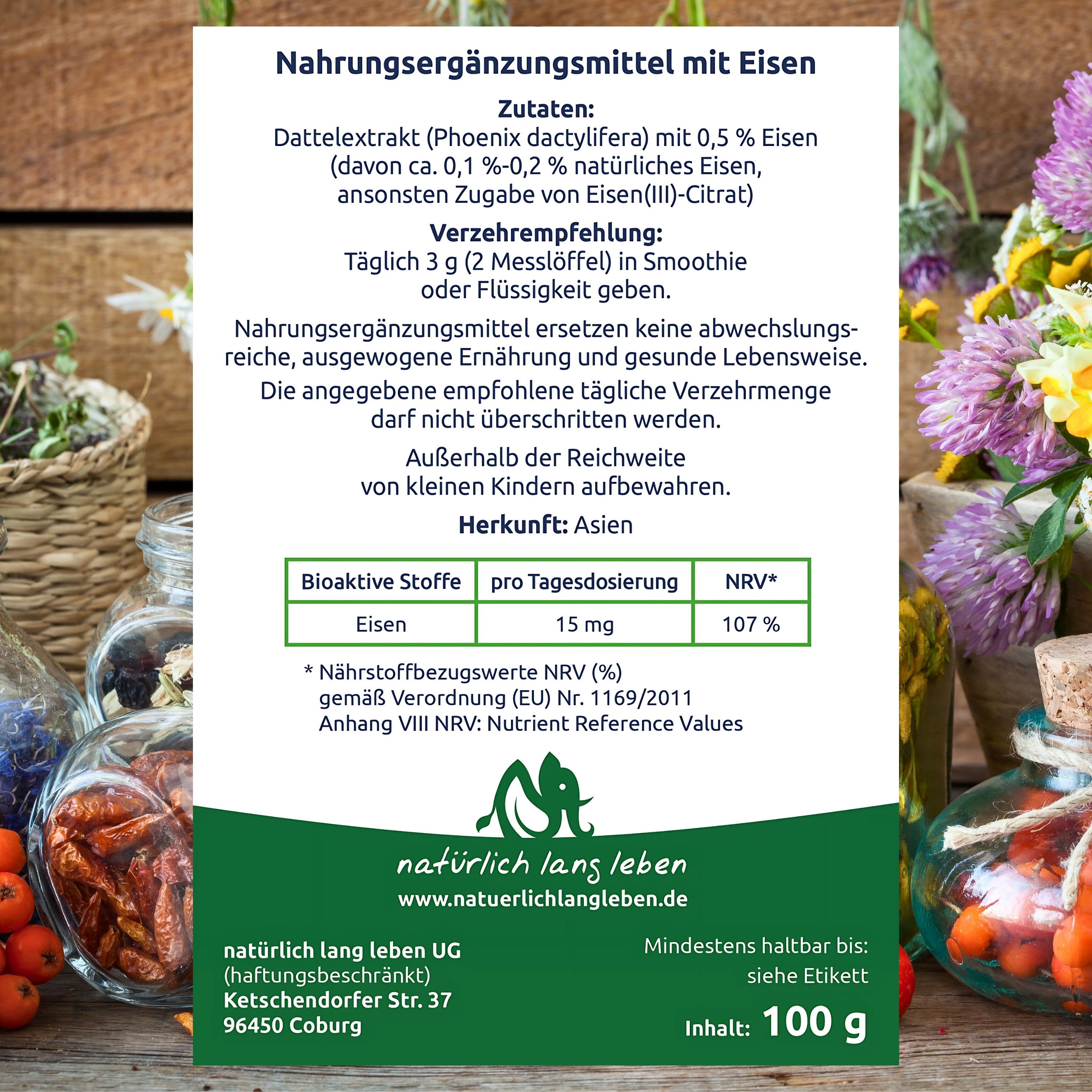 Etikett mit Produktinformationen. Text: Nahrungsergänzungsmittel mit Eisen. Zutaten, Verzehrempfehlung, Nährwertangaben. Logo: grünes Blattmuster und Elefant. Inhalt: 100 g.