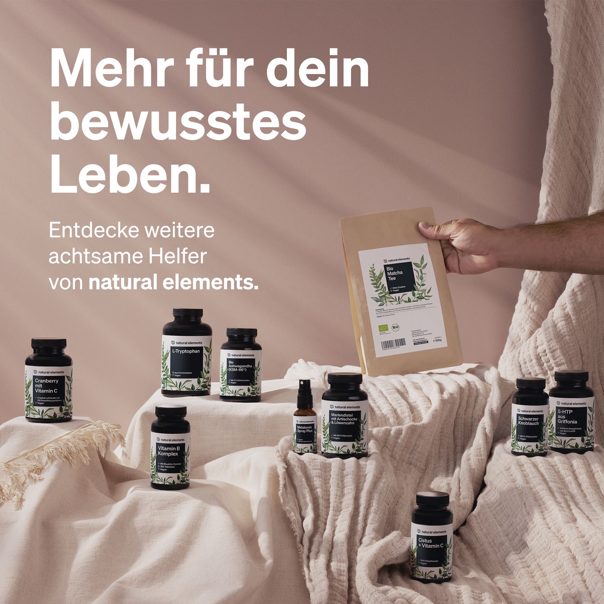Verschiedene Produkte von natural elements auf einer Oberfläche. Enthält Flaschen und eine Papiertüte.