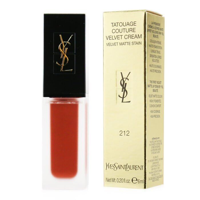 Lippenstift mit Verpackung. Goldene Verpackung mit schwarzem Deckel. Aufschrift: Tatouage Couture Velvet Cream. Farbton 212.