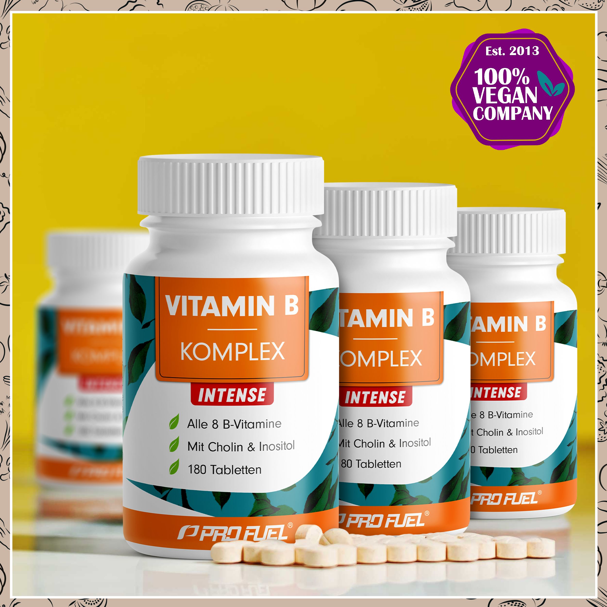 Drei Flaschen Vitamin B Komplex Intense. Orangefarbenes Etikett mit grünen Blättern. Tabletten liegen davor. 100% Vegan Company Siegel.