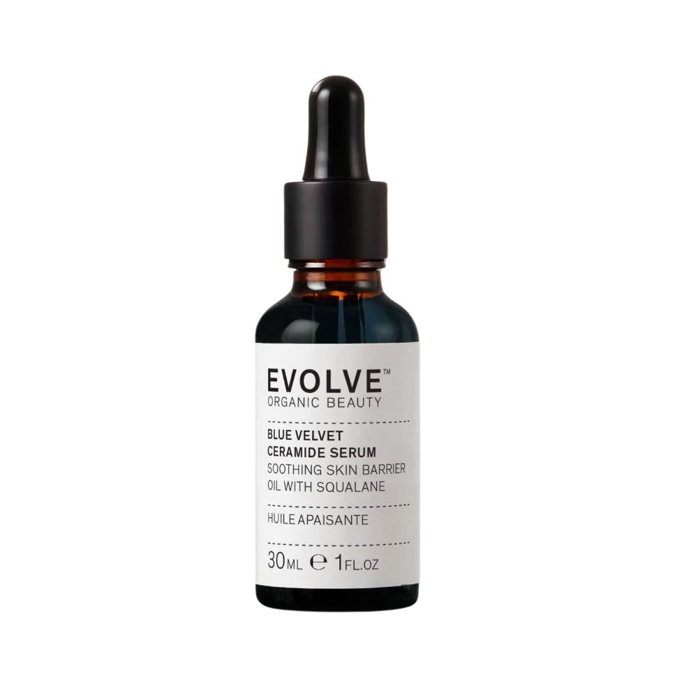 Kleine, blaue Glasflasche mit schwarzem Deckel und Pipette. Auf dem Etikett steht "EVOLVE ORGANIC BEAUTY" und "BLUE VELVET CERAMIDE SERUM".