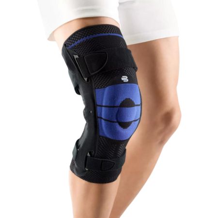 Nahaufnahme einer Kniebandage. Schwarz mit blauen Akzenten. Knie ist teilweise bedeckt. Klettverschlüsse sichtbar.