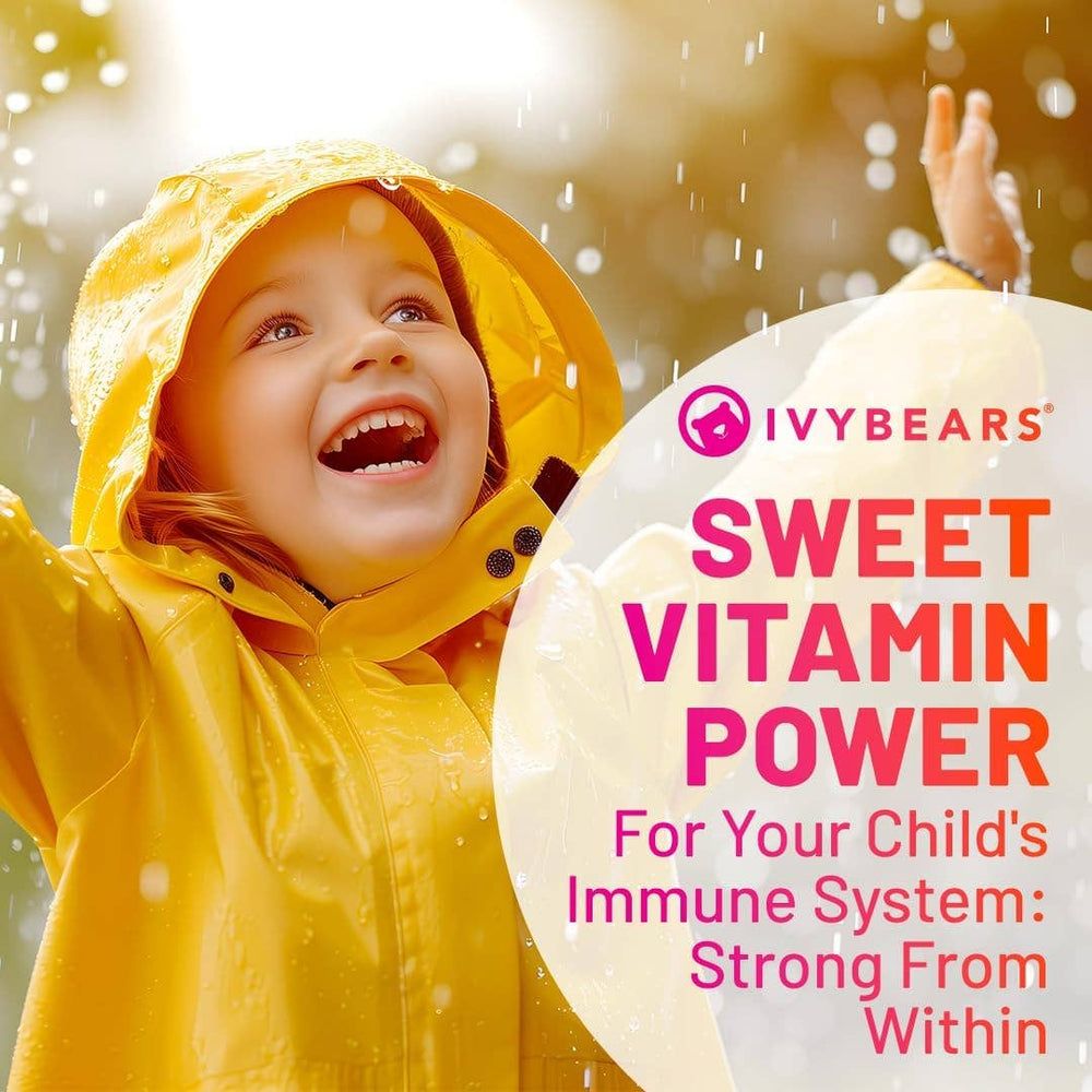Kind in gelber Jacke lacht im Regen. Text über Vitamin Power und Immunsystem.