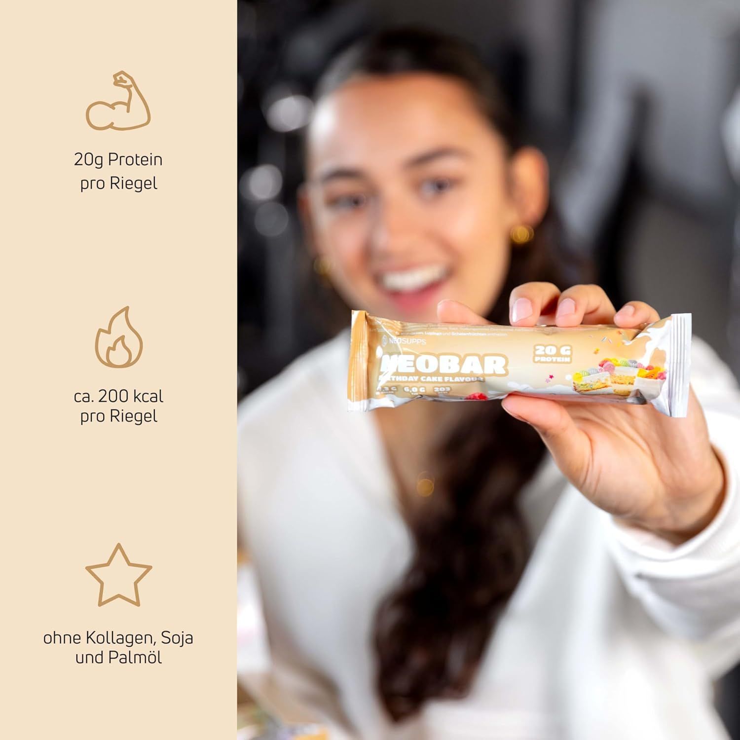 Eine Frau hält einen NeoBar-Riegel. Auf dem Riegel steht "NeoBar". Daneben sind Symbole für Protein, Kalorien und Inhaltsstoffe.