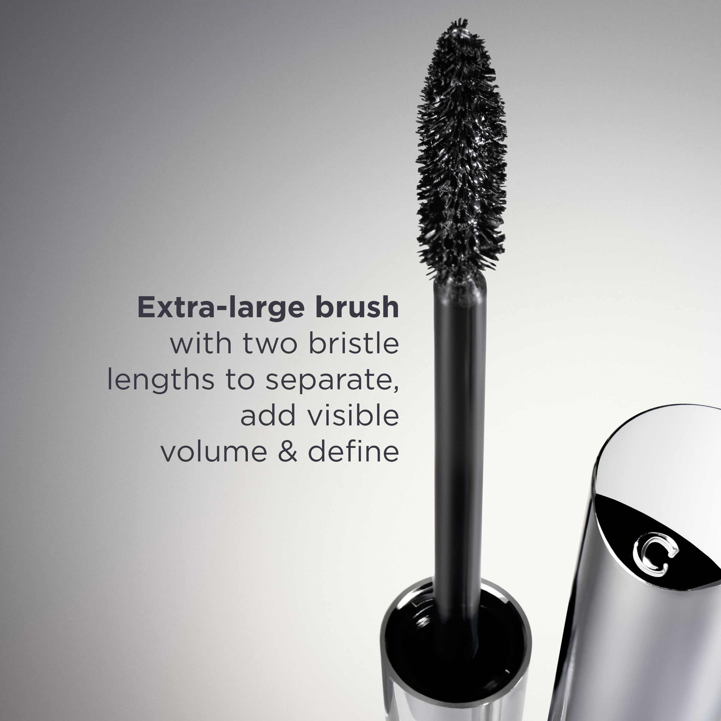 Nahaufnahme der Mascarabürste. Text: Extra-große Bürste mit zwei Borstenlängen.