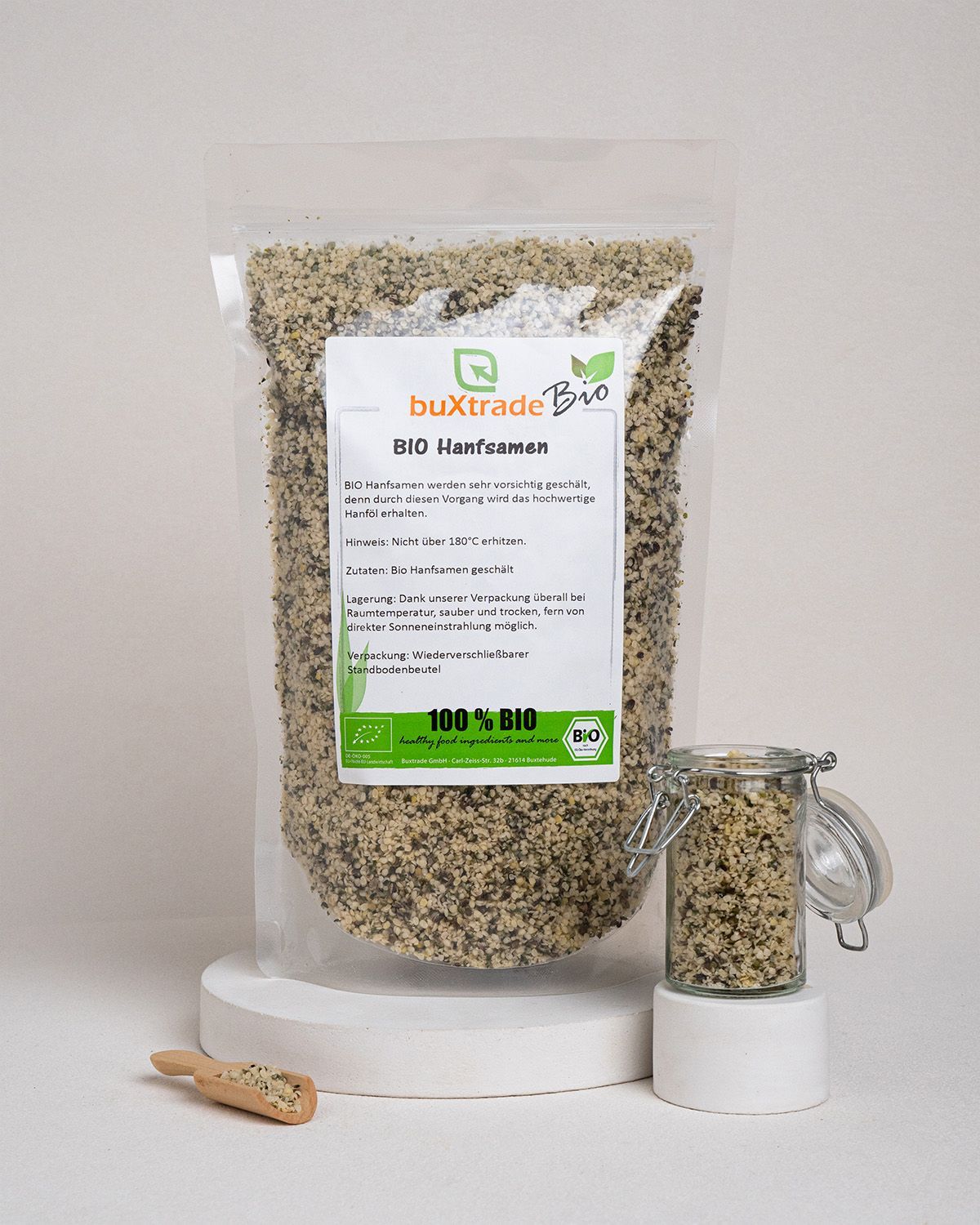 Verpackung und Glas mit geschälten Hanfsamen. Holzlöffel. Bio-Siegel.