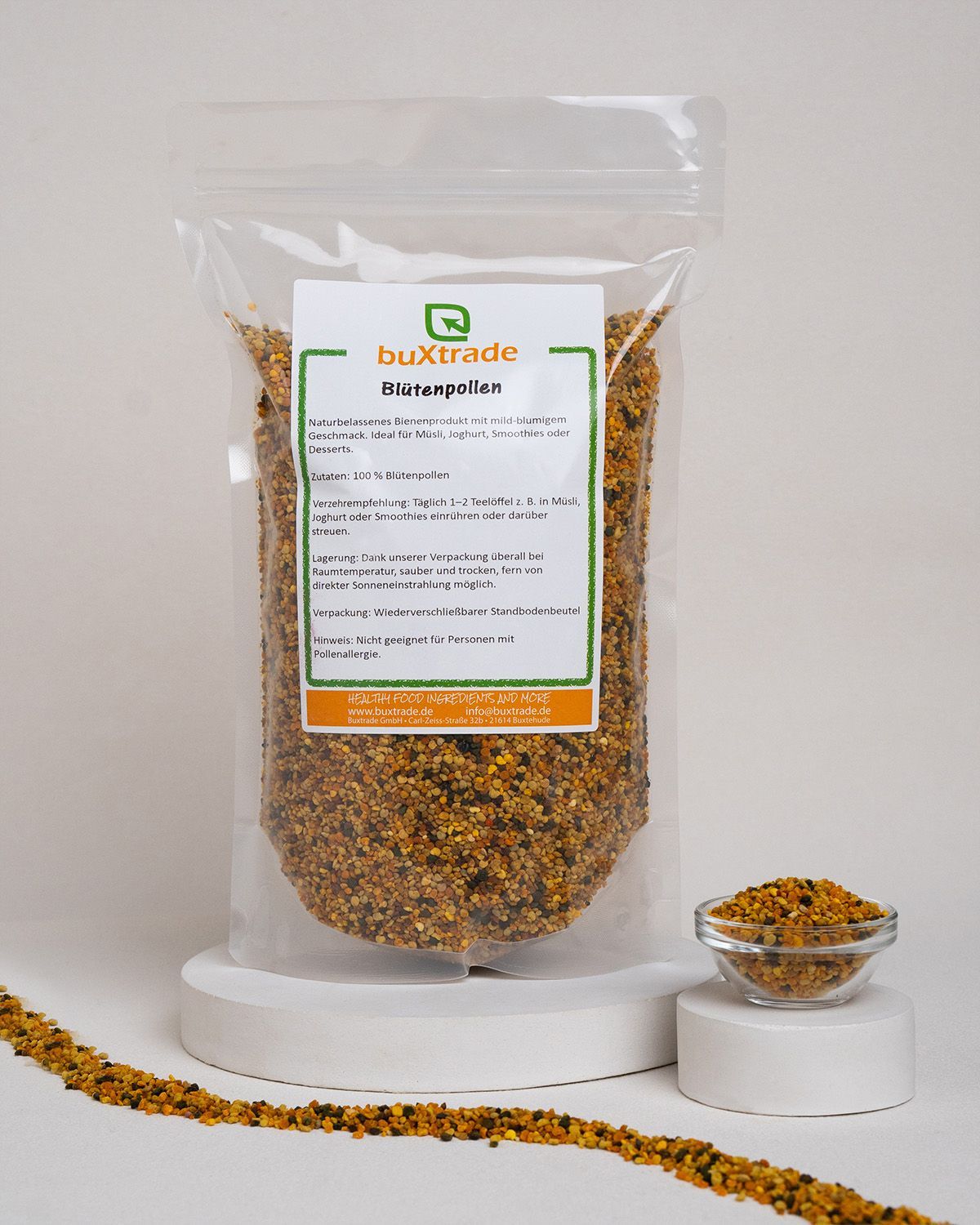 Bltenpollen in transparenter Verpackung auf Podest. Zus?tzlich kleine Glasschale mit Pollen. Marke: buXtrade.