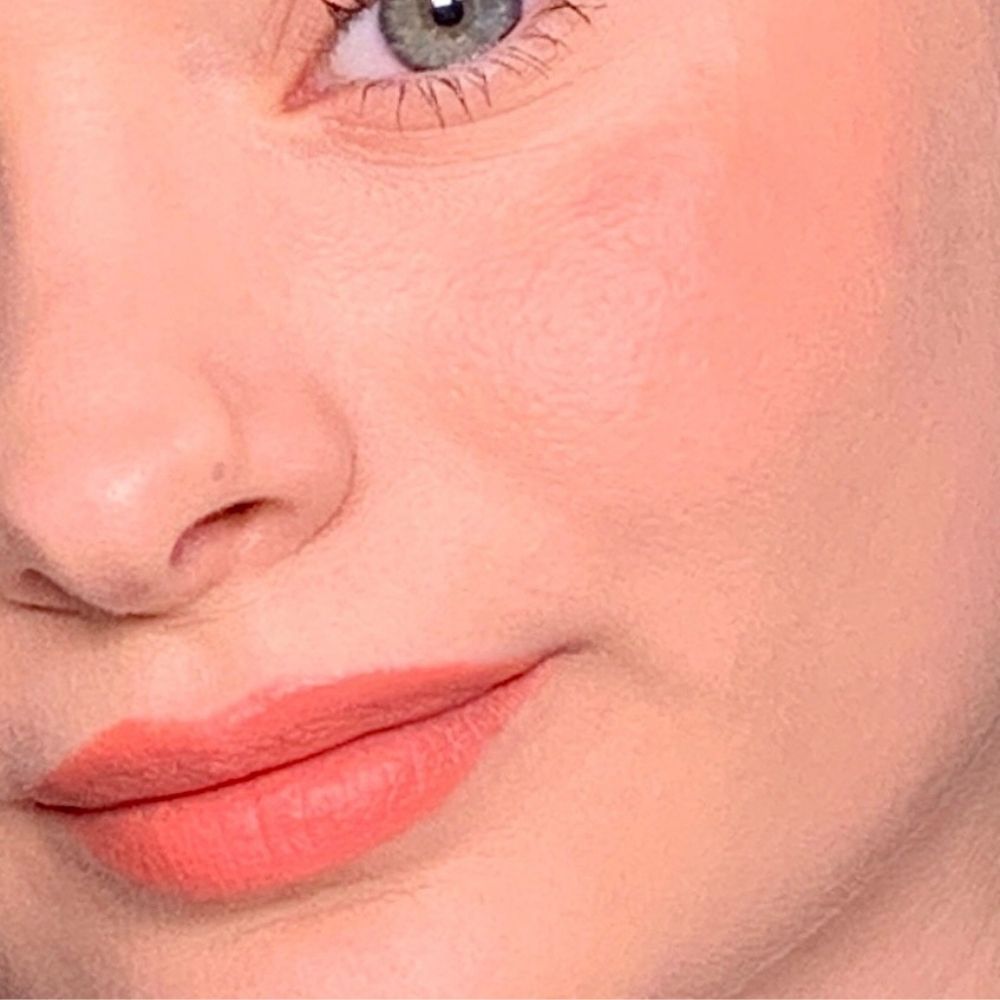 Nahaufnahme eines Gesichts. Lippen und Wangen mit rosa Make-up. Helle Haut.