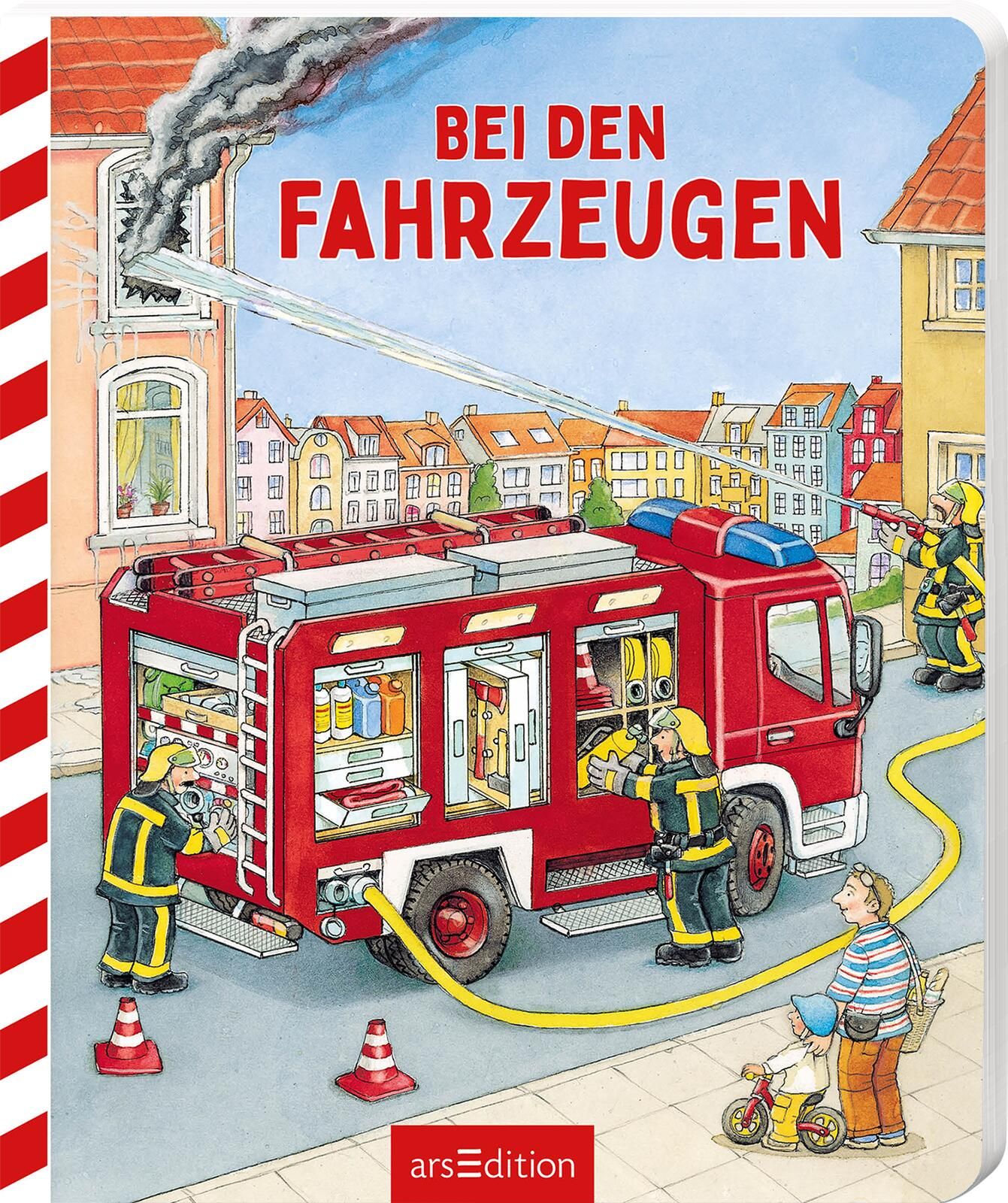 Buchcover mit Titel "Bei den Fahrzeugen". Roter Feuerwehrauto, Feuerwehrleute, Gebäude mit Rauch. Verlag arsEdition.