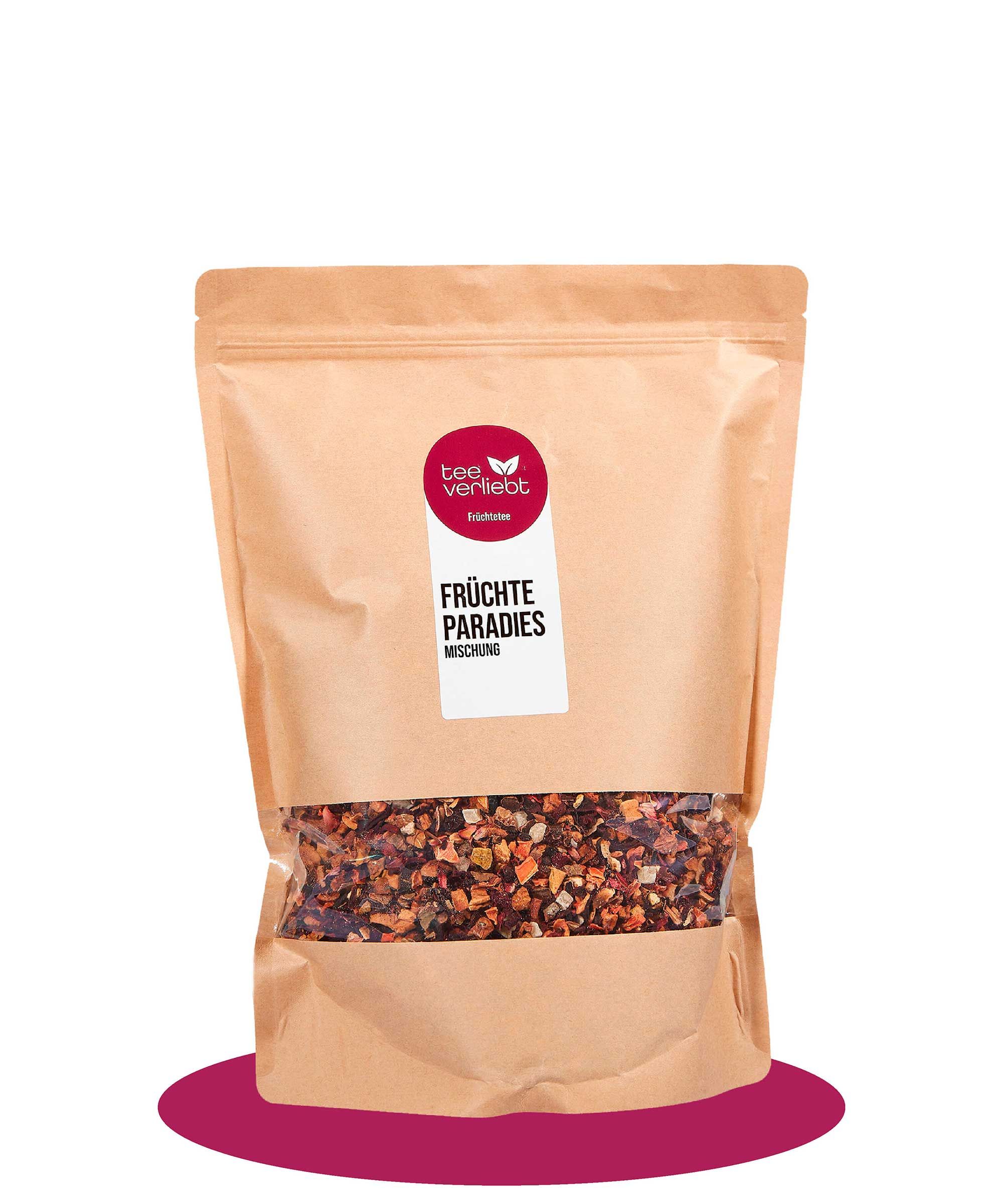Beutel mit Früchtetee-Mischung. Sichtbares Etikett mit "Früchte Paradies" und Logo. Braune Papierverpackung mit Sichtfenster.