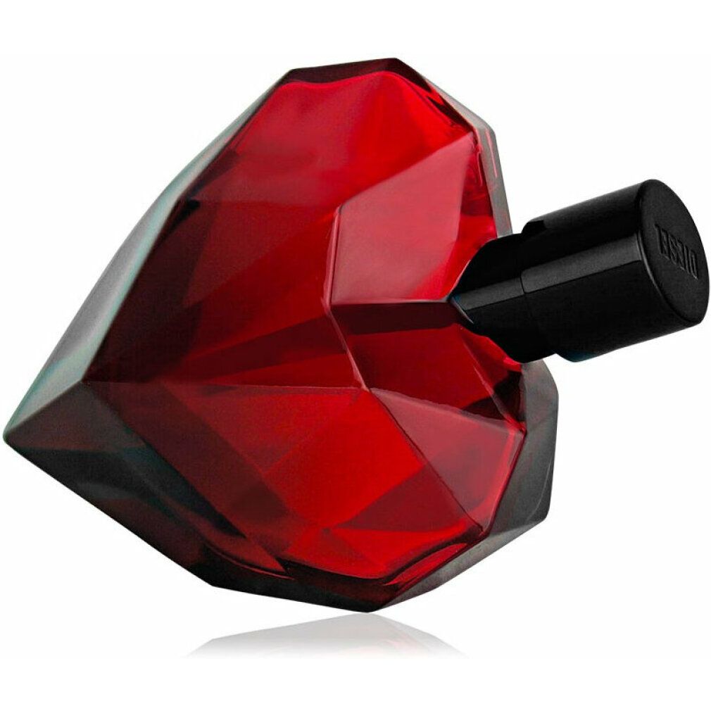 Roter Flakon in Herzform mit schwarzem Verschluss. Nahaufnahme, Flakon liegt.