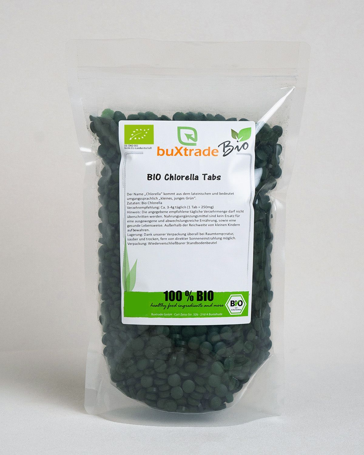 Ein Beutel buxtrade Bio Chlorella Tabs mit Bio-Siegel und Nährwertangaben.