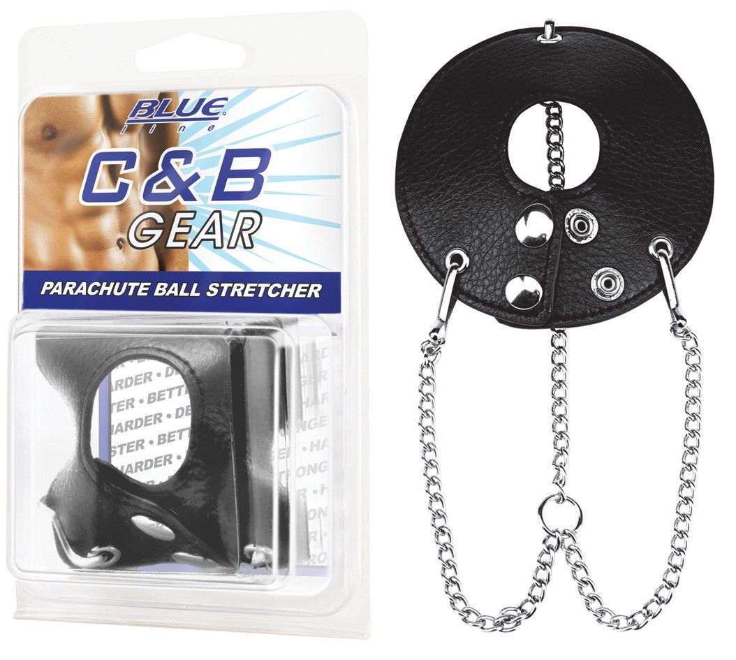 Schwarzer Hodenstretcher mit O-Ring und Kette, neben Blisterverpackung. Marke Blue, C&B GEAR, Parachute Ball Stretcher.