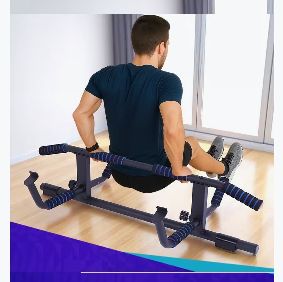 Mann trainiert an einer Klimmzugstange. Schwarze Metallkonstruktion mit blauen Griffen. Auf dem Boden stehend.