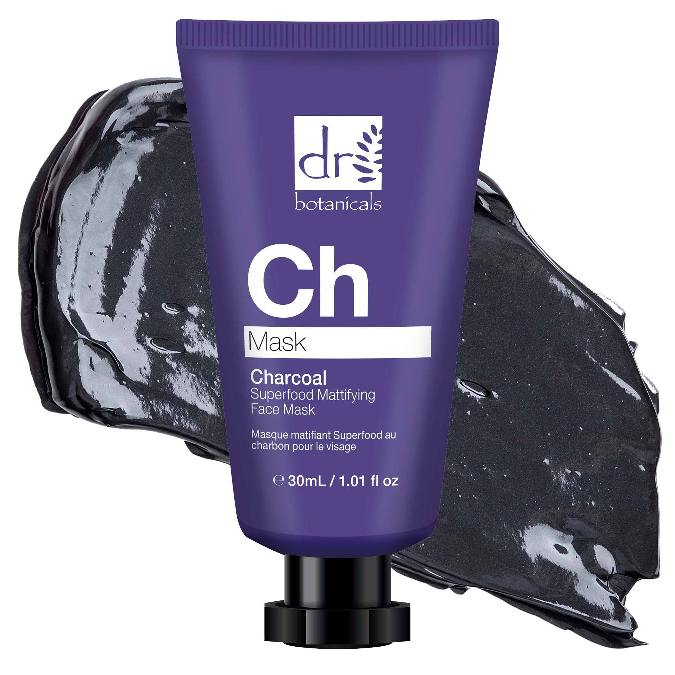 Eine Tube Gesichtsmaske mit schwarzem Maskenprodukt im Hintergrund. Lila Etikett mit weißer Schrift. Aufschrift: Charcoal Superfood Mattifying Face Mask.