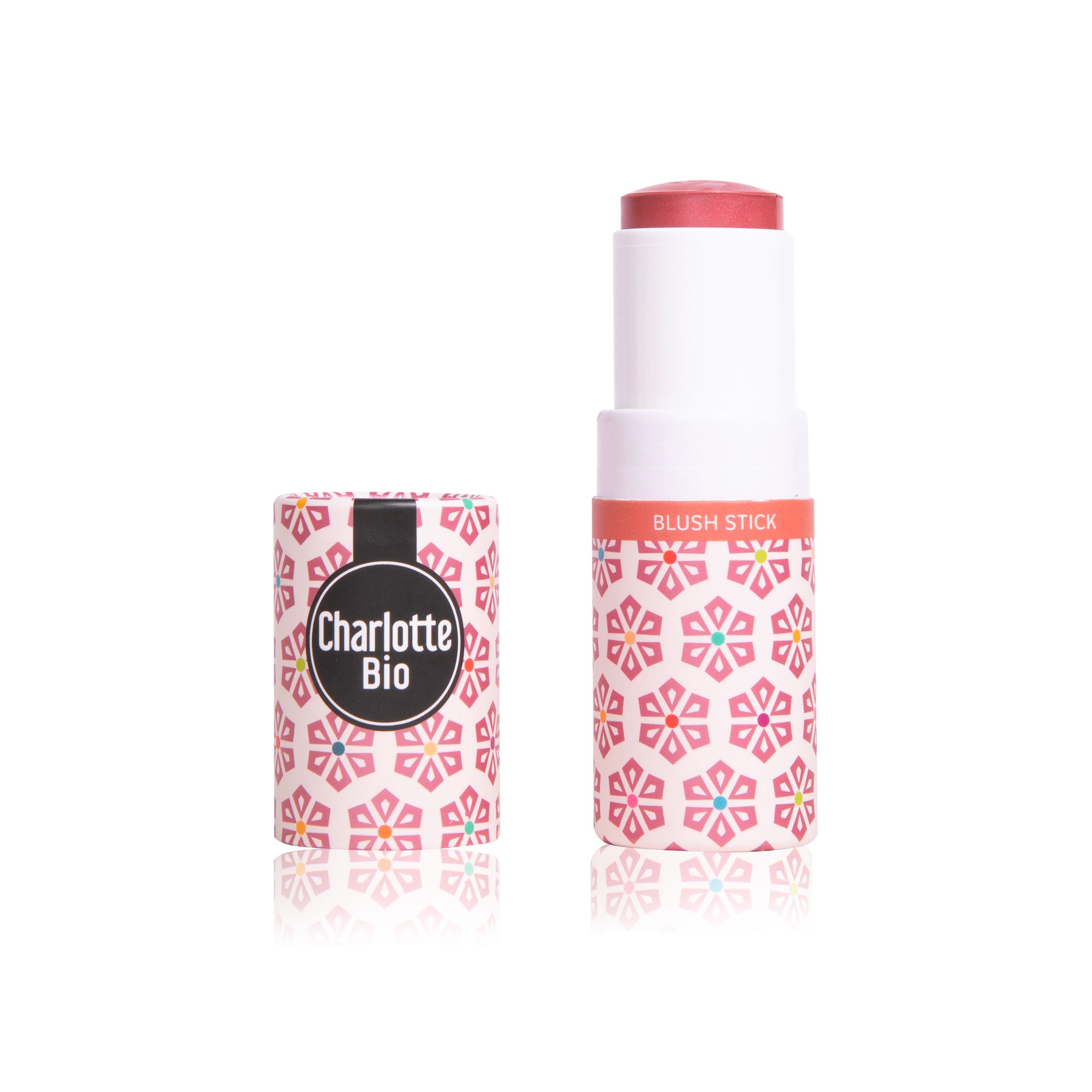 Blushstick mit rosafarbenem Stift und weißem Gehäuse. Aufschrift "Blush Stick". Verpackung mit floralem Muster und "Charlotte Bio" Logo.