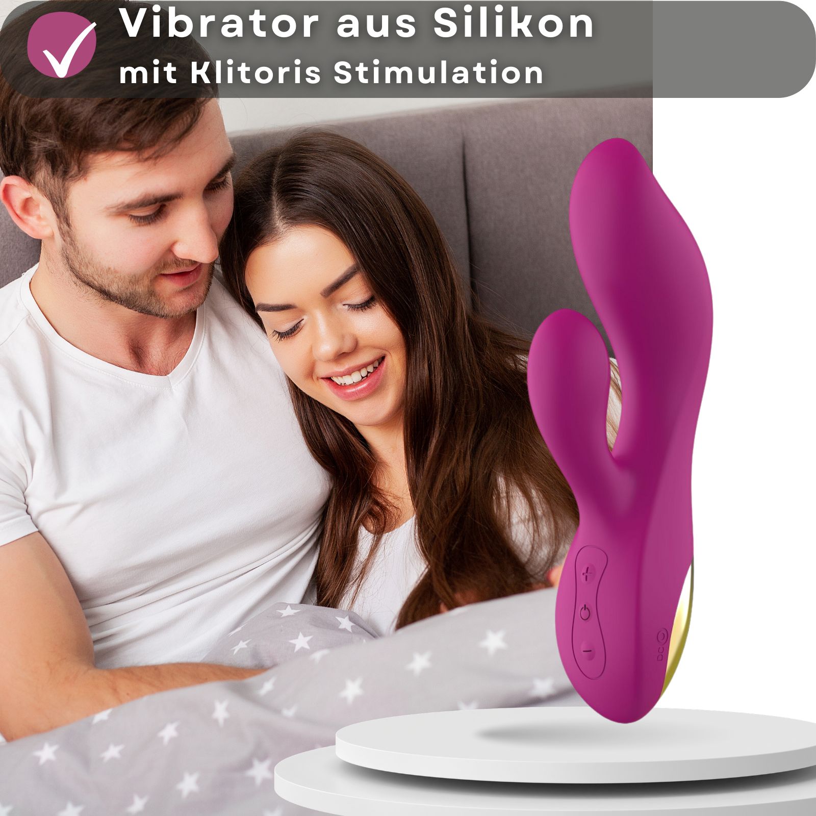 Lila Vibrator mit Klitoris Stimulation. Hintergrund: Paar. Auf weißer Plattform. Mit drei Knöpfen. Goldfarbener Akzent.