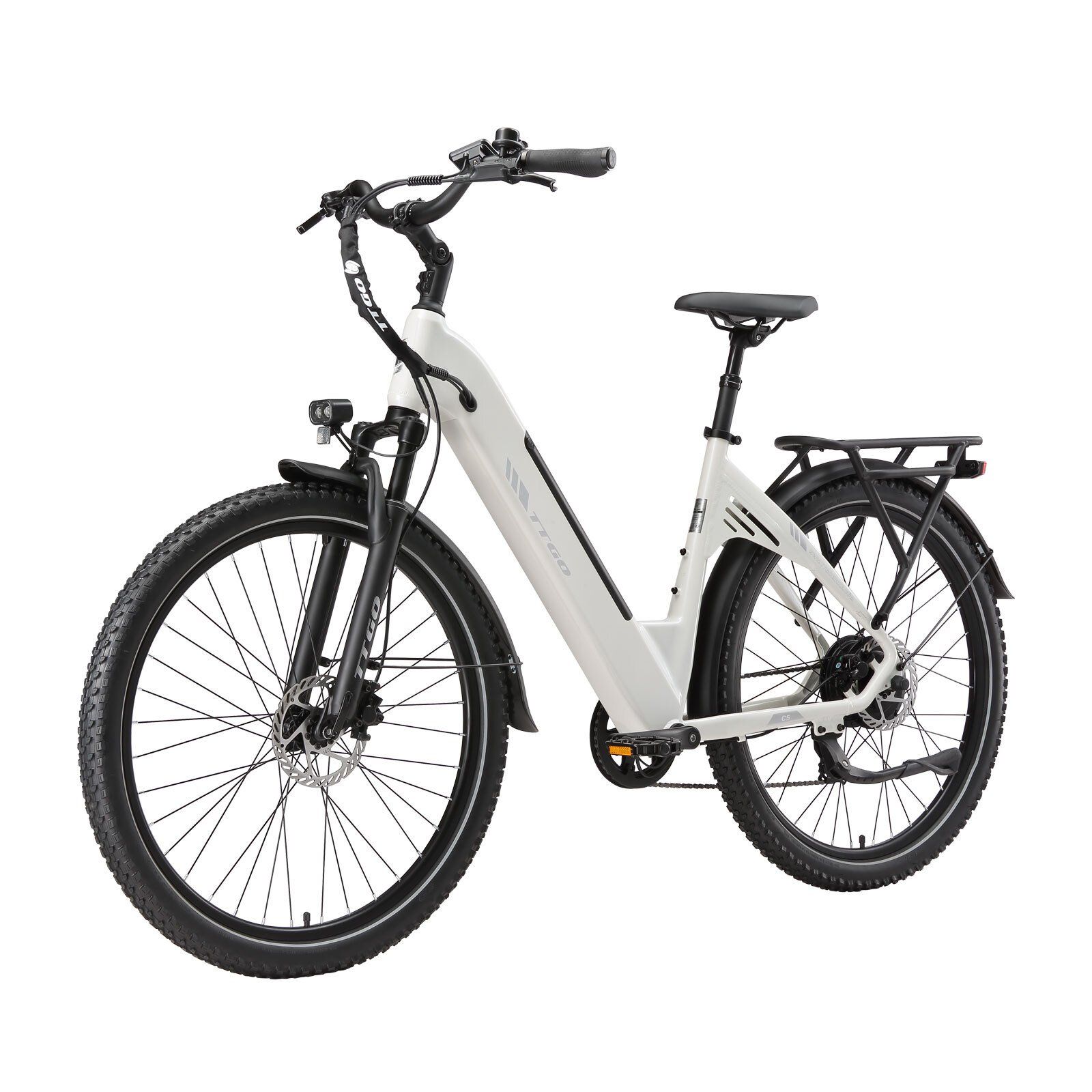 Weißes E-Bike mit schwarzen Reifen und Details. Gepäckträger, Schutzbleche und Scheinwerfer sind sichtbar.