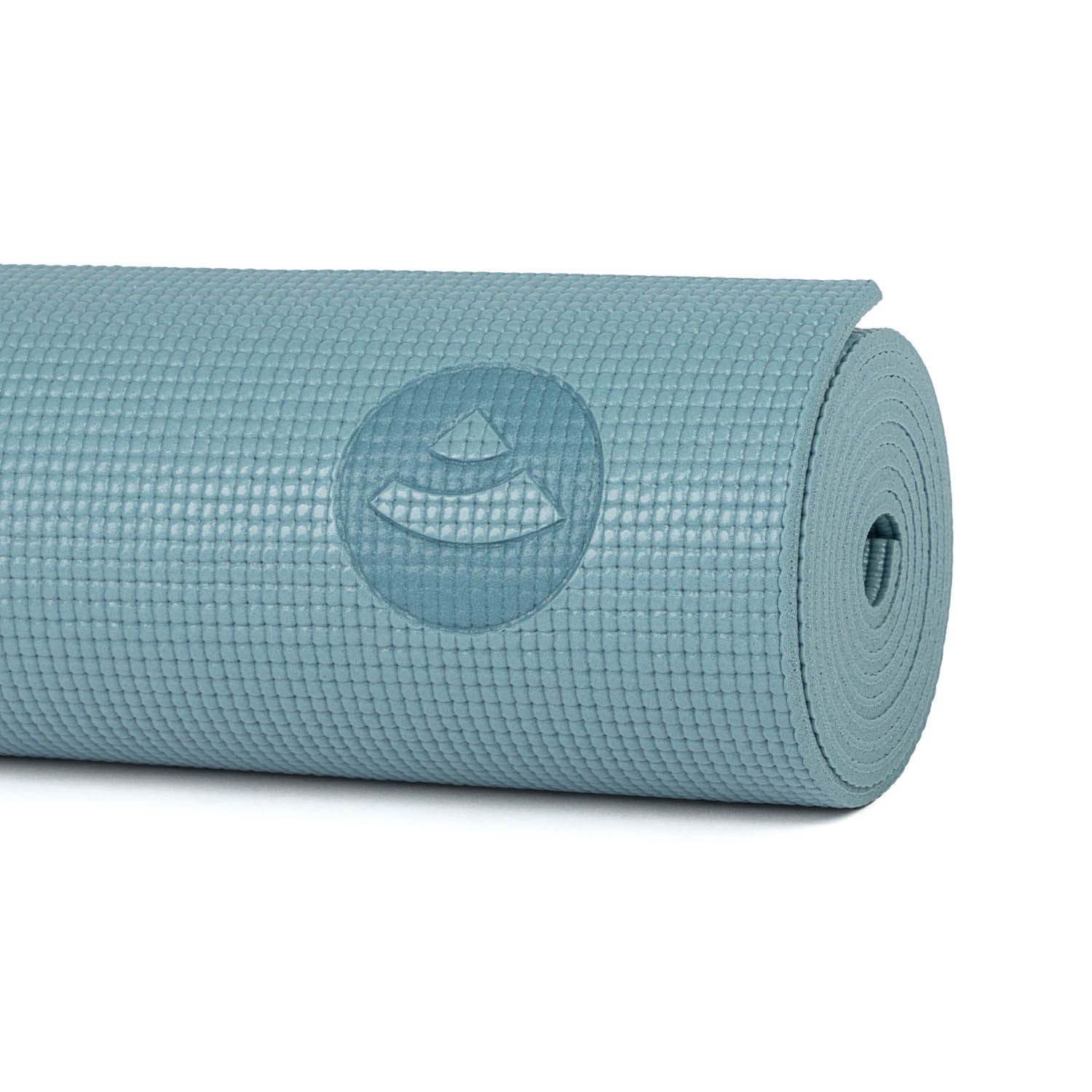 Gerollte Yogamatte, blaugrün. Logo auf der Oberfläche. Detailaufnahme der gerollten Kante. Weißer Hintergrund.