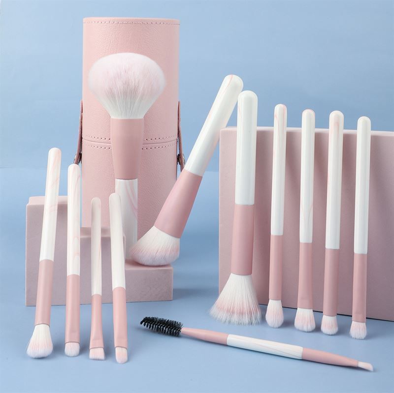Make-up-Pinsel-Set mit rosa Behälter. Pinsel mit rosa und weißen Griffen. Verschiedene Formen und Größen. Enthält auch eine Wimpernbürste.