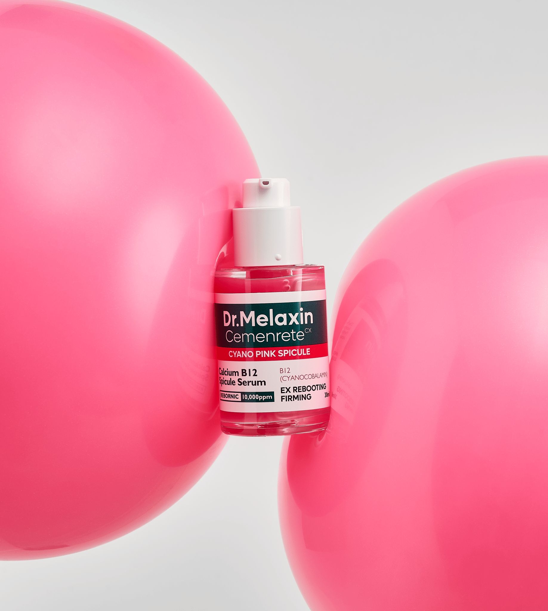 Rosa Serumflasche zwischen rosa Ballons. Aufschrift: Dr.Melaxin Cemenrete Cyano Pink Spicule Serum.