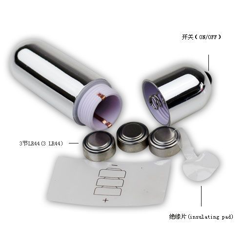 Zerlegtes Vibrationsgerät. Silberfarbenes Gehäuse, Batterien, Isolierpad. Beschriftung: ON/OFF, 3xLR44 (3 LR44).