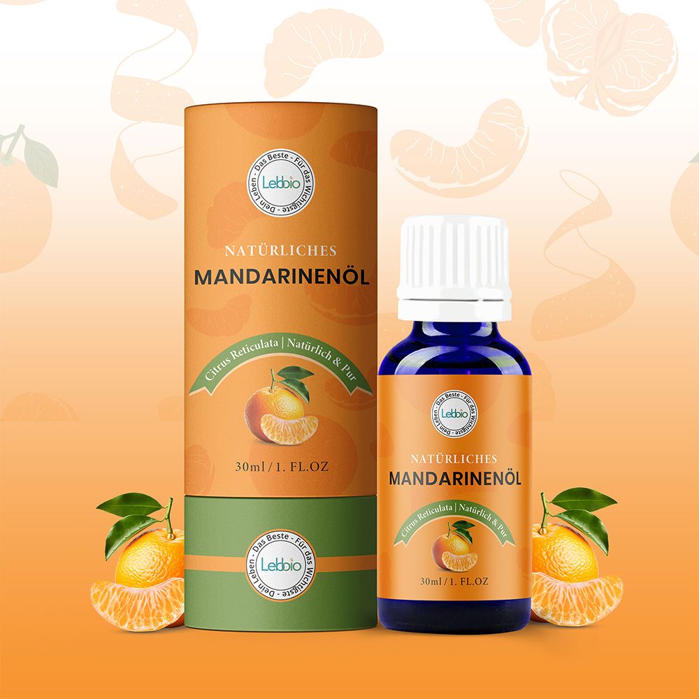 Braune Flasche mit weißem Deckel und Etikett. Daneben eine zylindrische Verpackung. Aufschrift: NATÜRLICHES MANDARINENÖL. Orangen-Dekoration.
