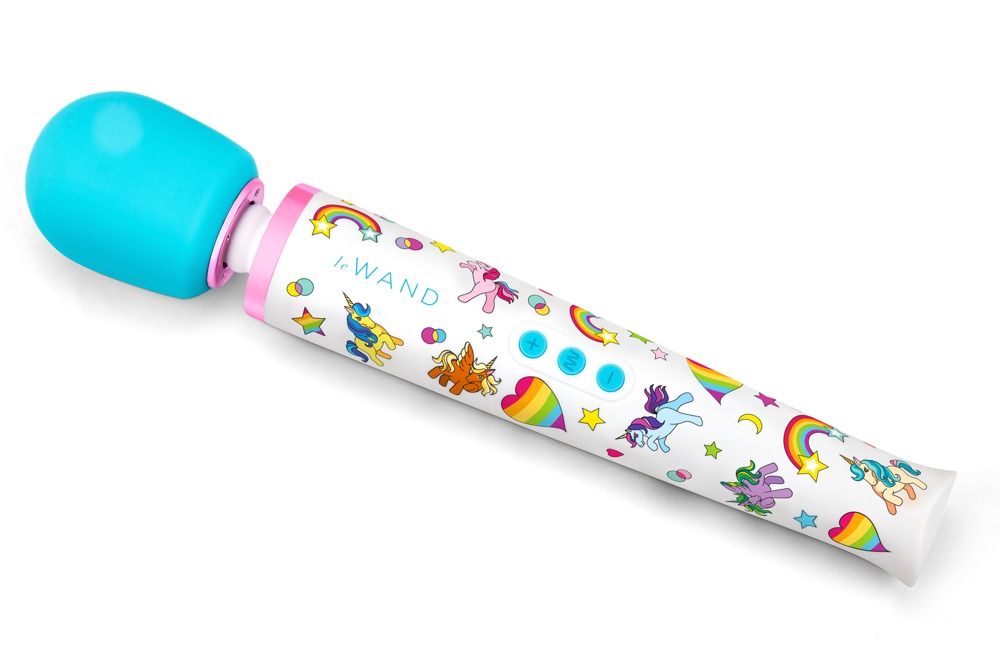 Weißes Massagegerät mit Einhorn-Design und blauem Kopf. Auf dem Massagegerät steht "le Wand".