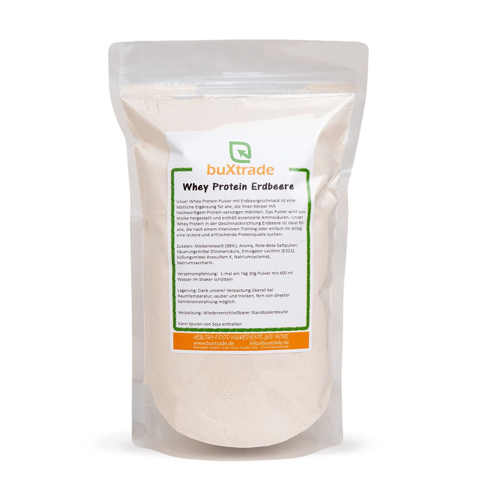 Beutel mit Produktetikett. Text: buXtrade Whey Protein Erdbeere. Weißes Pulver sichtbar.